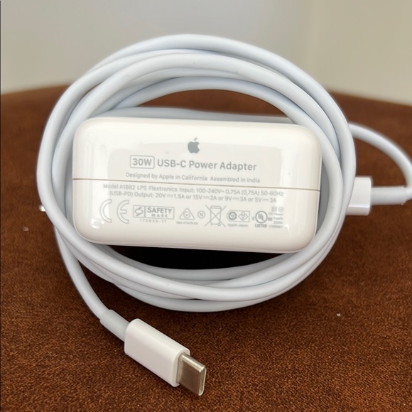 Apple Gold Laptop Sleek Design High Performance - Picture 14 of 16